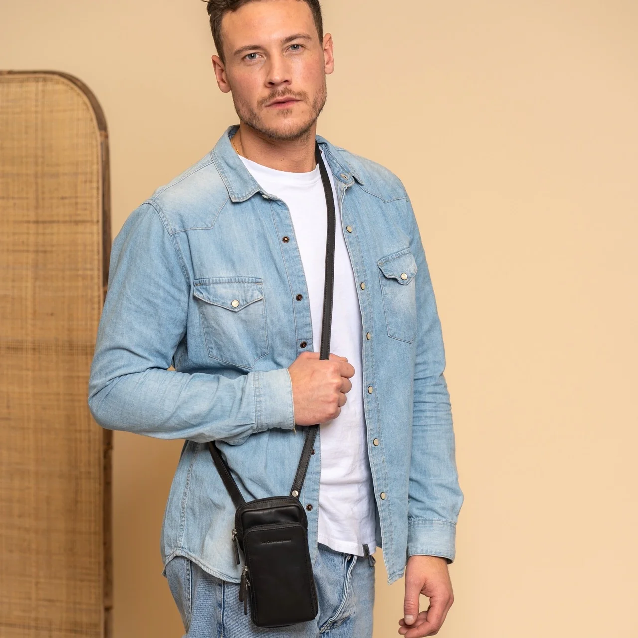 Leather Phone Pouch Black Valdes - Image 3