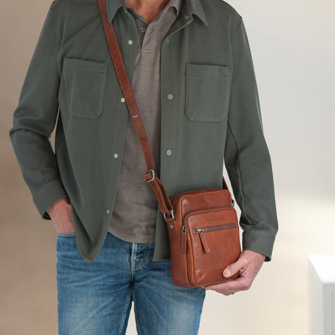 Leather Shoulder Bag Cognac Amantea - Image 2